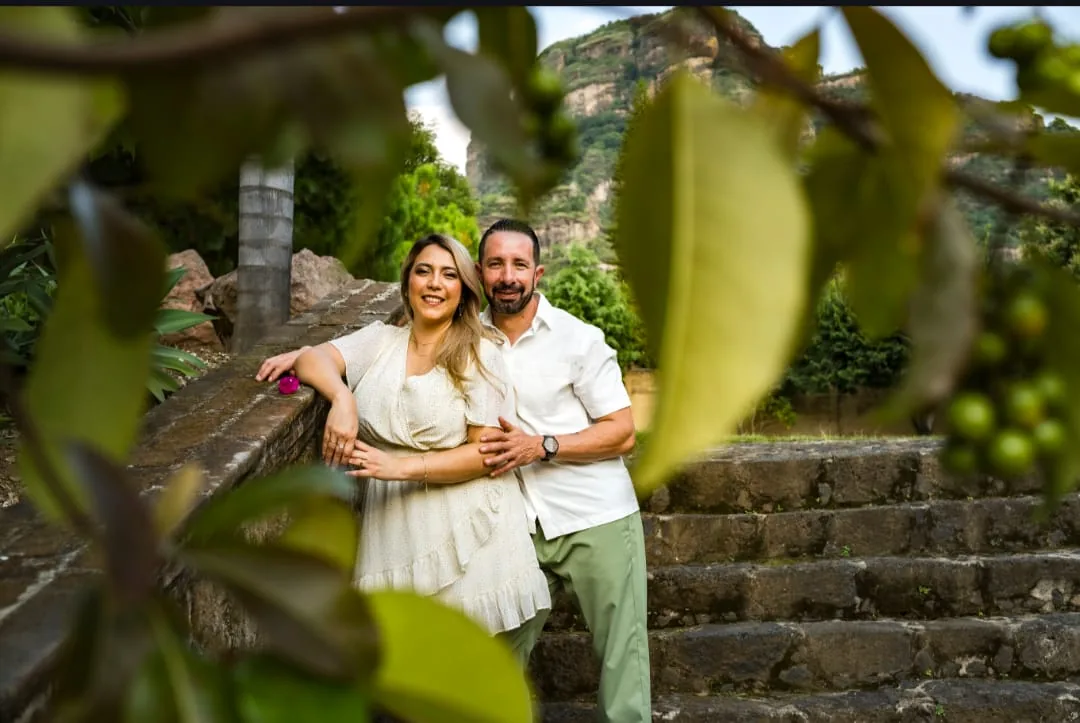 Delta y Pol en las escaleras del jardín