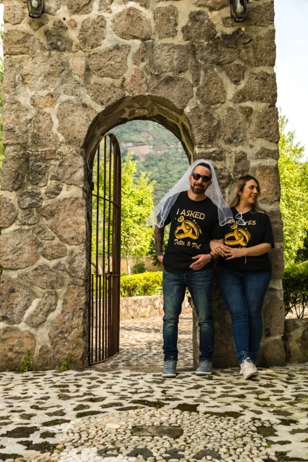 Delta y Pol en el arco de piedra