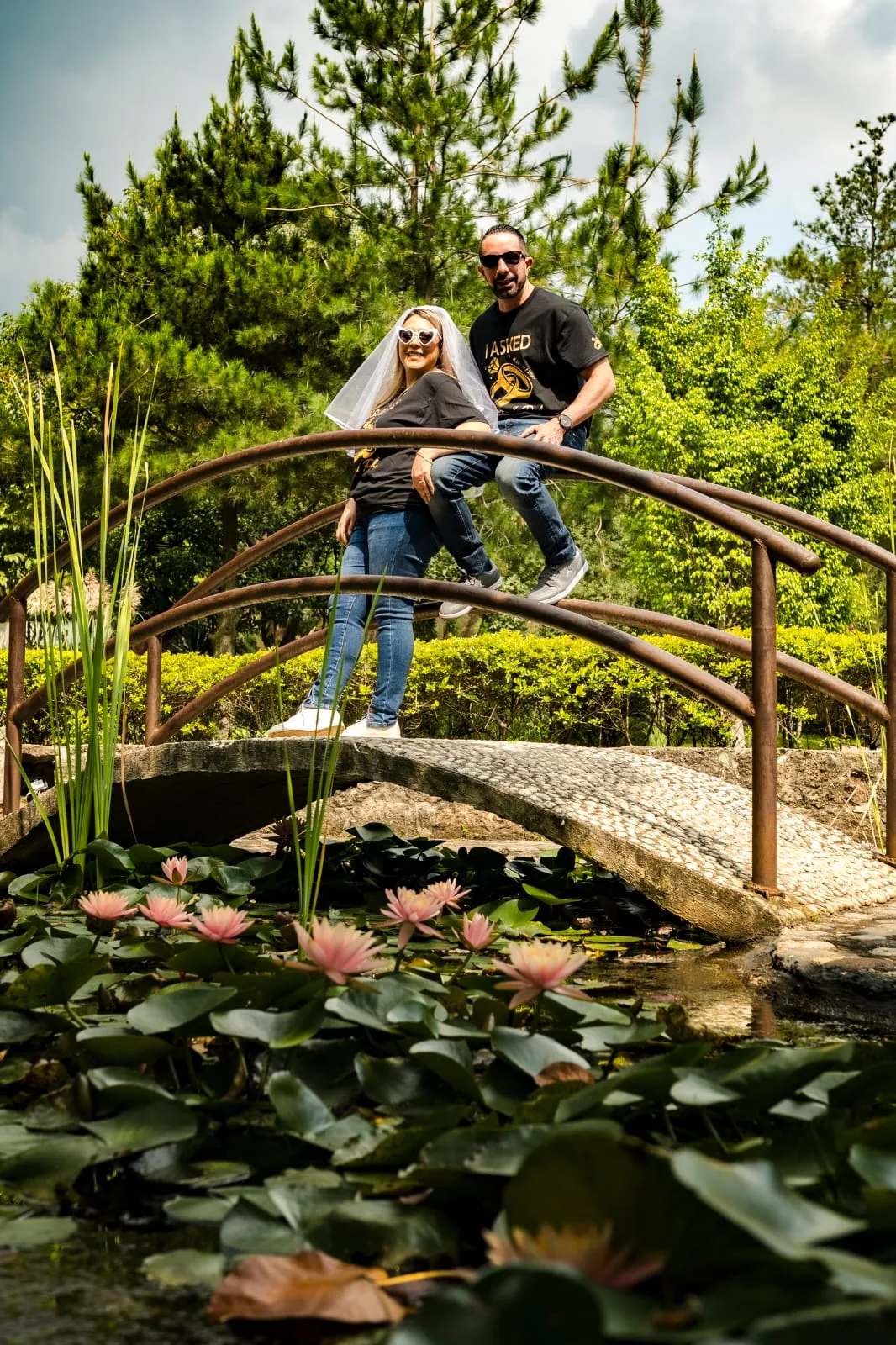 Delta y Pol en el puente del jardín